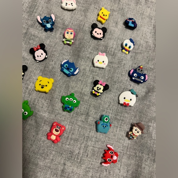 (5) Random Disney Emojis Croc Charms - Picture 6 of 6